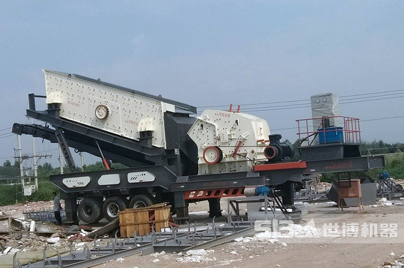 移动建筑废料粉碎机安装现场