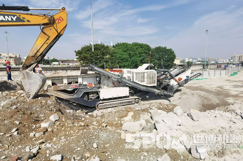大型建筑废料粉碎机，履带式移动破碎站粉碎建筑垃圾现场图